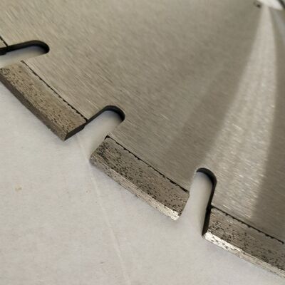 25-calowy diamentowy brzeszczot diamentowy o średnicy zewnętrznej 650 mm z ostrymi segmentami, szczelina na klucze