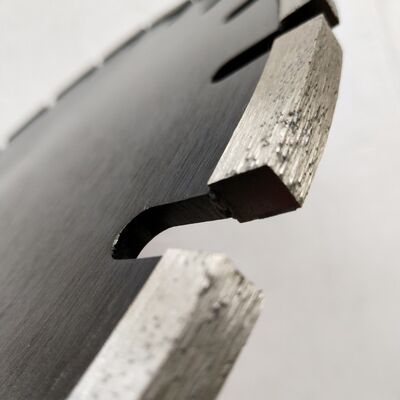 Grubość segmentu piły diamentowej o średnicy 450 mm, wykonana z lasera diamentowego, spełnia wymagania klienta