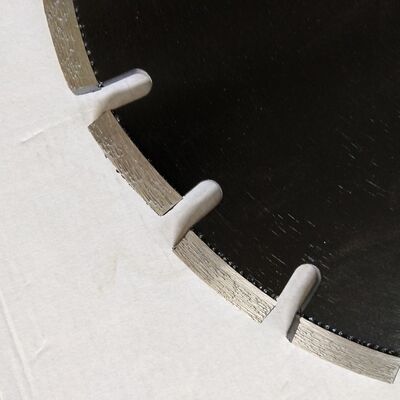 Grubość segmentu piły diamentowej o średnicy 450 mm, wykonana z lasera diamentowego, spełnia wymagania klienta